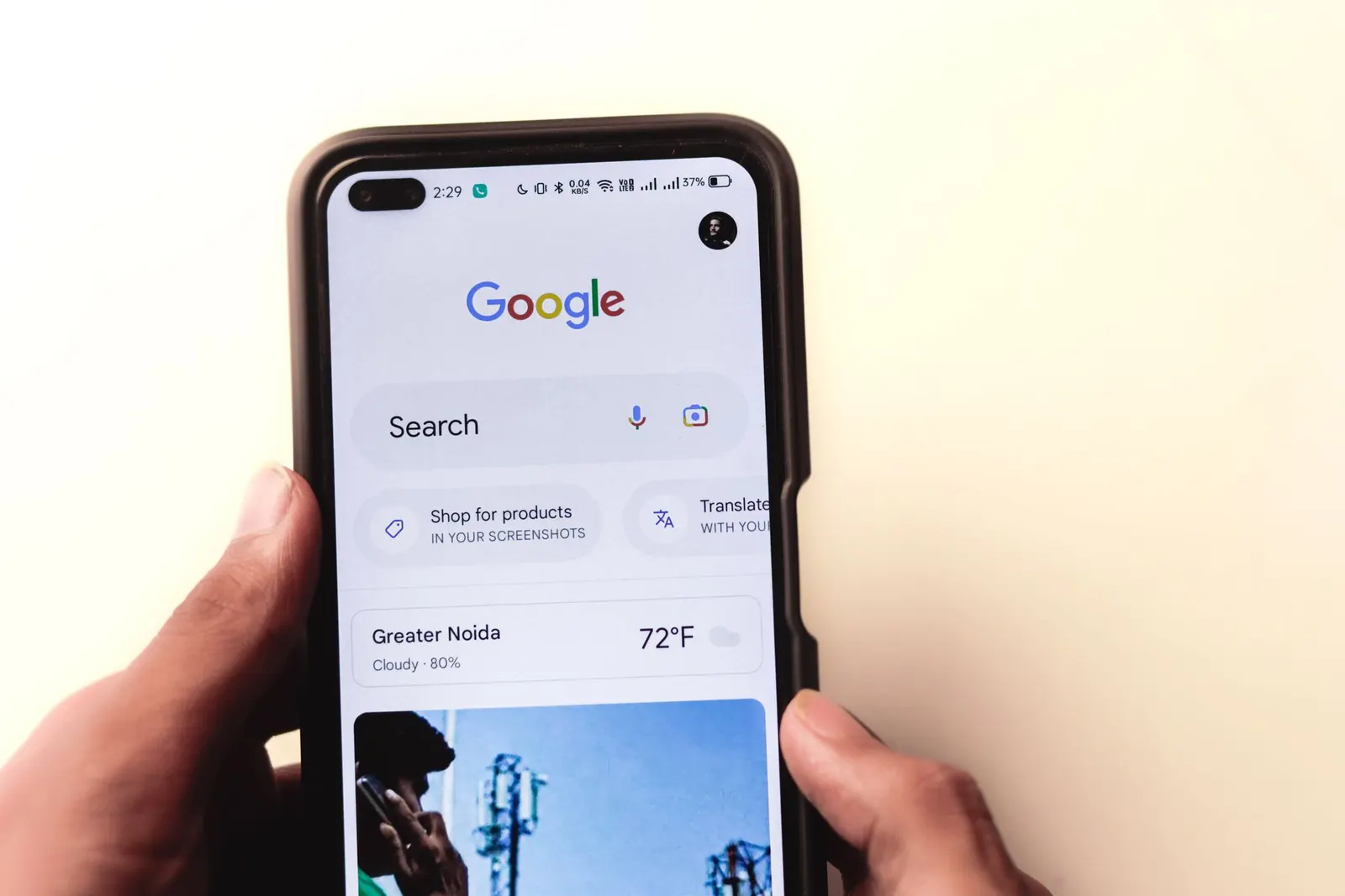 Mano sosteniendo un teléfono móvil con el buscador de Google abierto en la pantalla