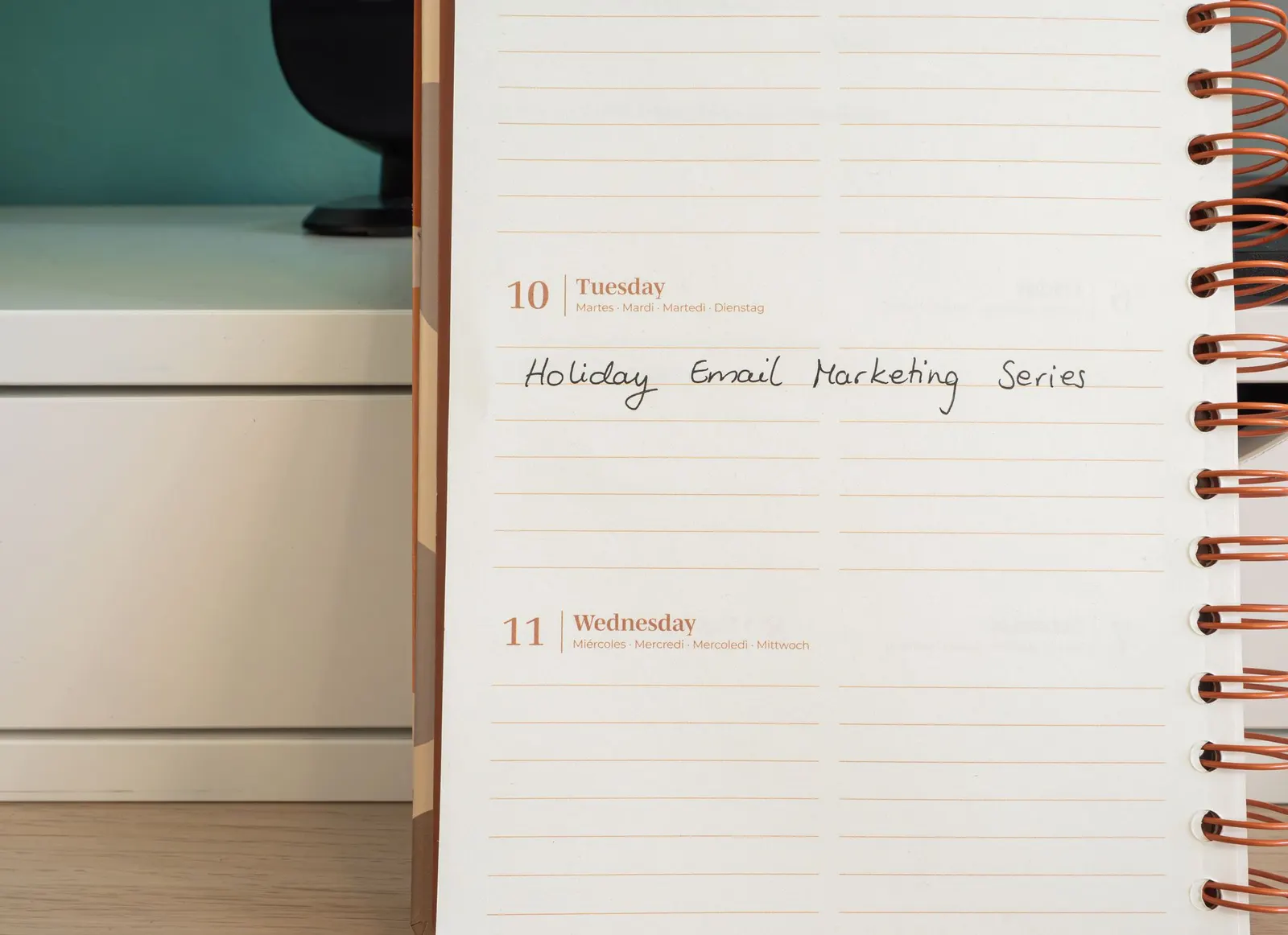Agenda abierta con la anotación «Holiday Email Marketing Series» escrita a mano